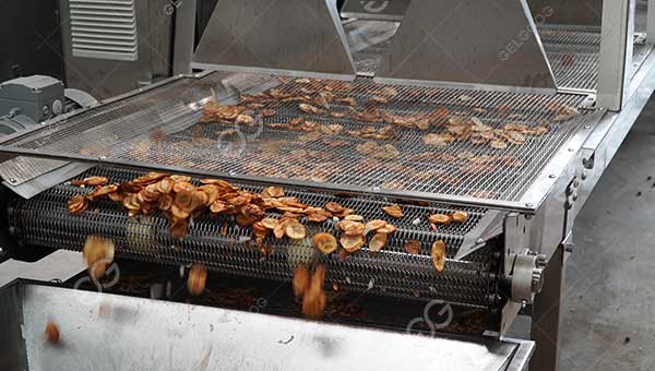 banana chips frying